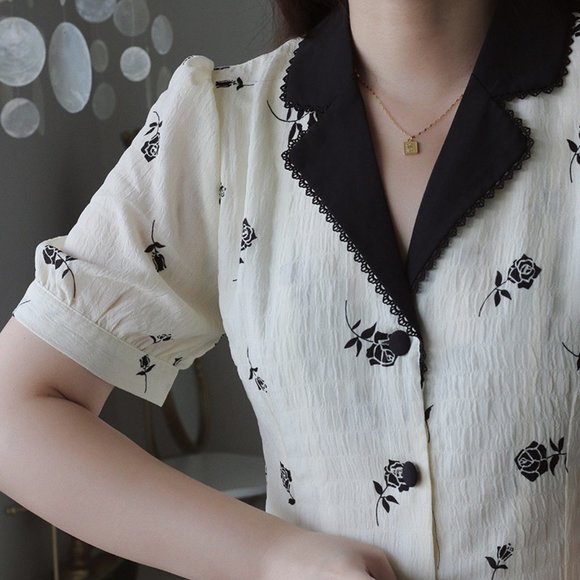 NEW 18K Gold Plated Rose Flower Embossed Square Pendant Necklace - Picture 9 of 9